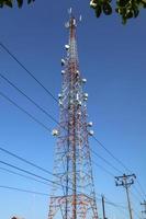 torre de comunicaciones Telco trellis para 3g 4g 5g apocalypse comunicación por Internet, móvil, radio fm y transmisión de televisión en el aire con cielo azul de fondo foto