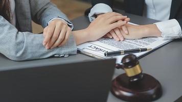 zaken en advocaten bespreken contractpapieren met koperen schaal op bureau in kantoor. wet, juridische diensten, advies, rechtvaardigheid en wet concept foto met film grain effect video