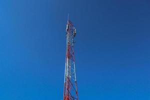 torre de comunicaciones Telco trellis para 3g 4g 5g apocalypse comunicación por Internet, móvil, radio fm y transmisión de televisión en el aire con cielo azul de fondo foto