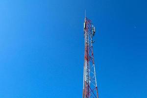 torre de comunicaciones Telco trellis para 3g 4g 5g apocalypse comunicación por Internet, móvil, radio fm y transmisión de televisión en el aire con cielo azul de fondo foto