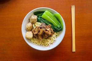 mie ayam o fideos de pollo es una comida tradicional de indonesia, asia hecha de fideos, pollo, caldo de pollo, espinacas, a veces con albóndigas. foto