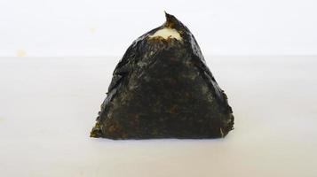 onigiri es comida japonesa, bola de arroz japonesa, triángulo de arroz con algas, nori aislado con fondo foto