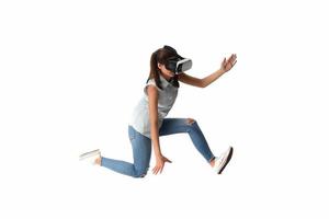 linda mujer emocionada con auriculares vr mirando hacia arriba y tratando de tocar objetos en la realidad virtual foto