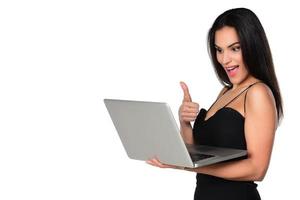 bella mujer sonriente sosteniendo un ordenador portátil foto