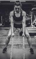 mujer haciendo ejercicio en el gimnasio. foto