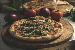 pizza recién horneada con queso derretido foto