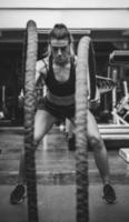 mujer haciendo ejercicio en el gimnasio. foto