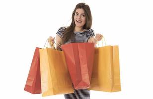 joven y bella mujer moderna sosteniendo muchas bolsas de compras foto