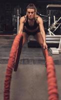 mujer haciendo ejercicio en el gimnasio. foto