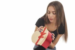 hermosa mujer sosteniendo una gran caja de regalo foto