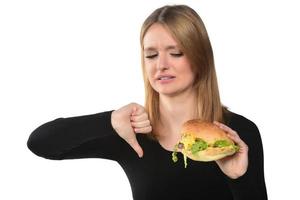 retrato de una hermosa joven divertida comiendo hamburguesa foto