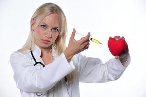 Cardio cardiocirujano manos sosteniendo forma de corazón rojo sobre fondo blanco. foto