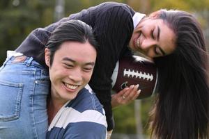 pareja mixta en el parque jugando al fútbol americano. fútbol americano. pareja jugando al rugby. foto