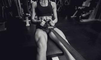 mujer haciendo ejercicio en el gimnasio. foto