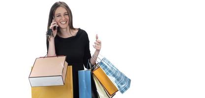 concepto de compras. hermosa morena sonriente con bolsas de compras foto