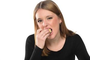 retrato de una hermosa joven divertida comiendo hamburguesas. foto