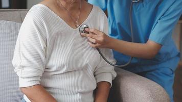 un médecin ou un kinésithérapeute examine les douleurs à l'épaule et donne des conseils au sein d'un centre de rééducation. video