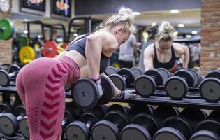 mujer haciendo ejercicio en el gimnasio. foto