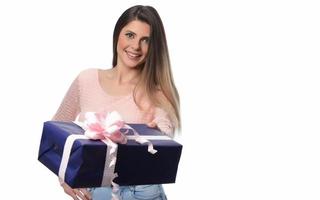 hermosa mujer feliz sosteniendo cajas de regalo foto