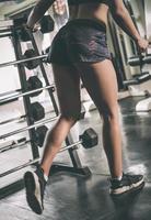 mujer haciendo ejercicio en el gimnasio. foto