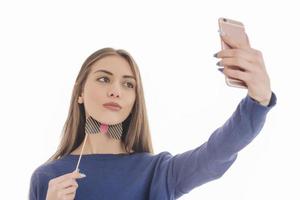 Belleza divertida adolescente haciendo selfie con su celular foto