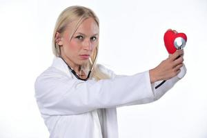Cardio cardiocirujano manos sosteniendo forma de corazón rojo sobre fondo blanco. foto