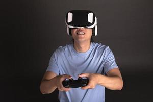 concepto de pantalla digital, conexión e interfaces. hombre atractivo disfrutando de gafas de realidad virtual. foto
