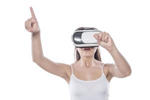 mujer con casco de realidad virtual vr con interfaz foto