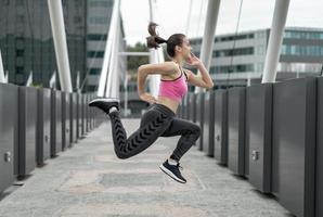 deportista saltando de alegría hasta hacer ejercicio. foto