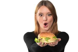 retrato de una hermosa joven divertida comiendo hamburguesa foto