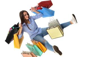 hermosa morena sonriente con bolsas de compras. concepto de compras en estudio foto