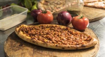 pastrmajlija de pastel de carne macedonio al horno tradicional. pizza macedonia. foto