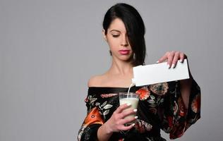 mujer sosteniendo y bebiendo leche. foto