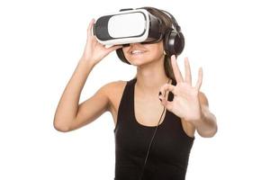 bella mujer con casco de realidad virtual vr con interfaz