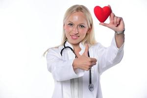 Cardio cardiocirujano manos sosteniendo forma de corazón rojo sobre fondo blanco. foto