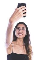 mujer asiática haciendo selfie con su teléfono celular foto