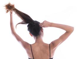 vista posterior de la joven ató su cabello en moño. aislado foto