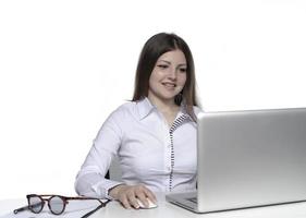 bella modelo femenina trabajando en una laptop foto