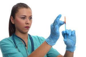 retrato de una doctora sosteniendo una jeringa intramuscular grande foto