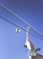 niño juega voleibol en un hermoso día de verano foto