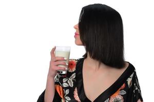 mujer sosteniendo y bebiendo leche. foto