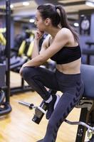 mujer haciendo ejercicio con pesas en el gimnasio. foto