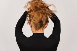 retrato de vista posterior de una mujer joven atada a su cabello foto