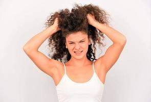 mujer desesperada con cabello rizado desordenado foto