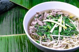 comida vietnamita. sabrosa comida vietnamita servida en la parte superior de una hoja de plátano. foto