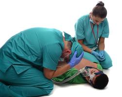 equipo médico dando cpr a paciente covid foto