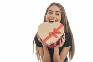 hermosa mujer sosteniendo una gran caja de regalo foto