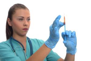 retrato de una doctora sosteniendo una jeringa intramuscular grande foto