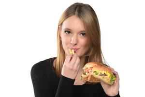 retrato de una hermosa joven divertida comiendo hamburguesa foto