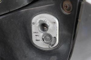 Fondo de encendido de motocicleta. primer plano del interruptor de encendido de la llave de la motocicleta. Detalle de la motocicleta de la tecnología keyhole del motor de arranque del interruptor de encendido foto